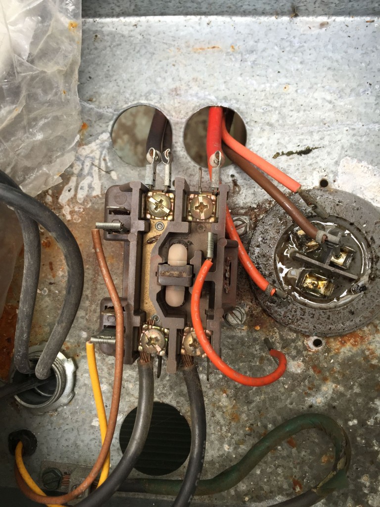 Contactor and capacitor on a Rheem air conditioner.